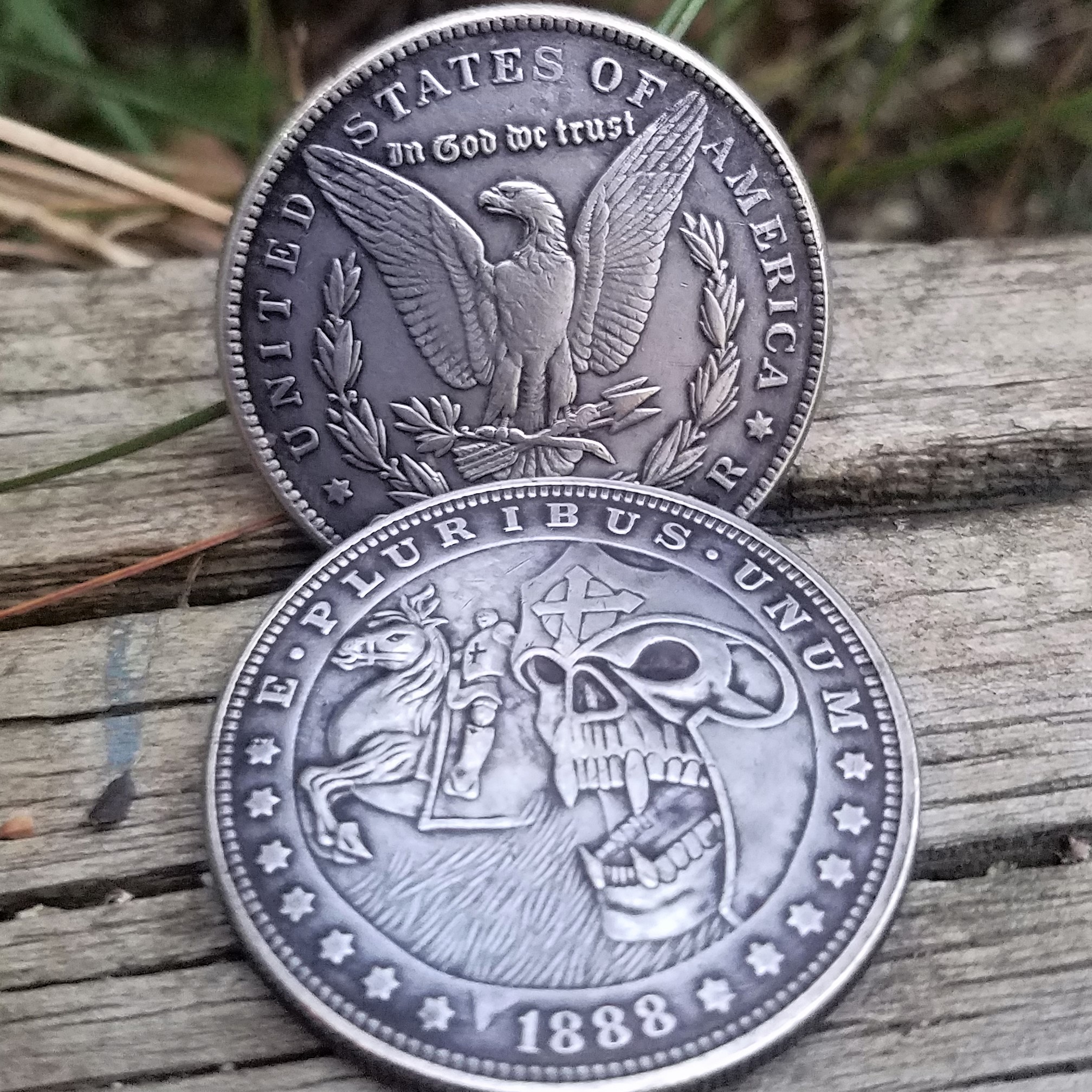 Vampire Knights Templar Medallion Art – On Horseback and with a Profile Inset. Protective Capsule & Display Stand Included - Image 4