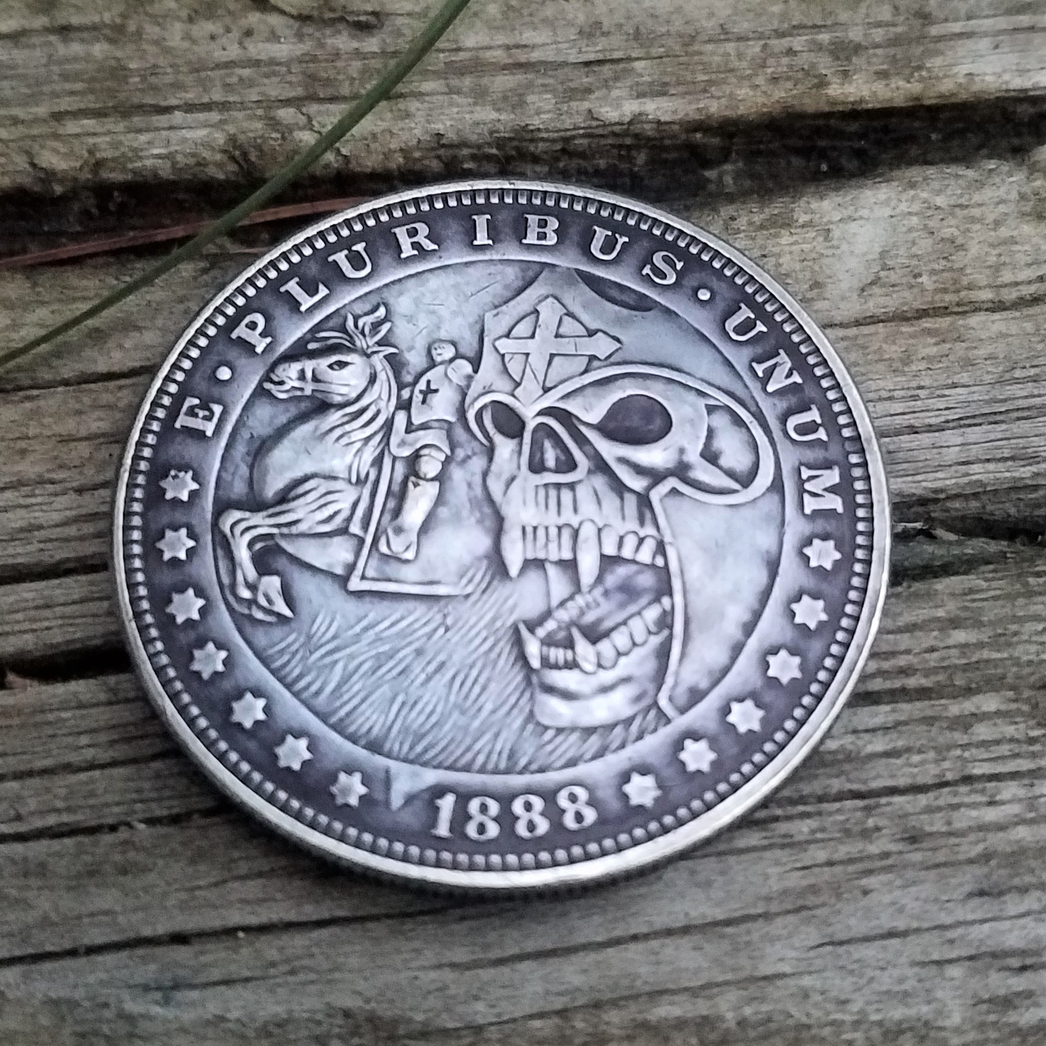 Vampire Knights Templar Medallion Art – On Horseback and with a Profile Inset. Protective Capsule & Display Stand Included - Image 5